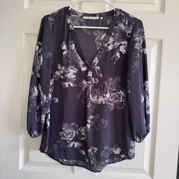 Violet & Claire Tops - Floral V-Neck Women's Top long sleeve lightweight breathable- Black White Gray